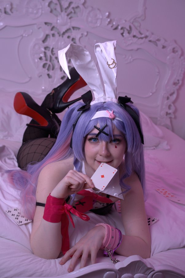 Kumaguchii's tweet photo. Hab gestern das erste mal selber komplett in nem Studio geshooted :D hier ein paar Out of Cams (daher unbearbeitet!) von meiner Freundin @aprilsummer_cos als Rabbit hole Miku und Rizu-Kyun hehe https://t.co/Xpjxp1uBvy