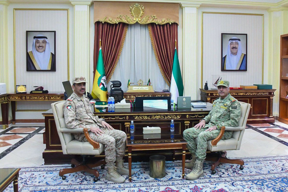 kuna_ar's tweet photo. رئيس الأركان العامة للجيش الفريق الركن خالد الشريعان ووكيل الحرس الوطني الفريق الركن حمد البرجس يؤكدان جاهزية قوات الجيش والحرس العالية للتعامل مع مختلف الأحداث

- الجانبان شددا عقب زيارة أجراها الشريعان للحرس الوطني على أهمية التنسيق المشترك لتعزيز العمل الأمني والعسكري حفظًا لأمن واستقرار البلاد

https://t.co/sTdrEGYtTC

#كونا #الكويت