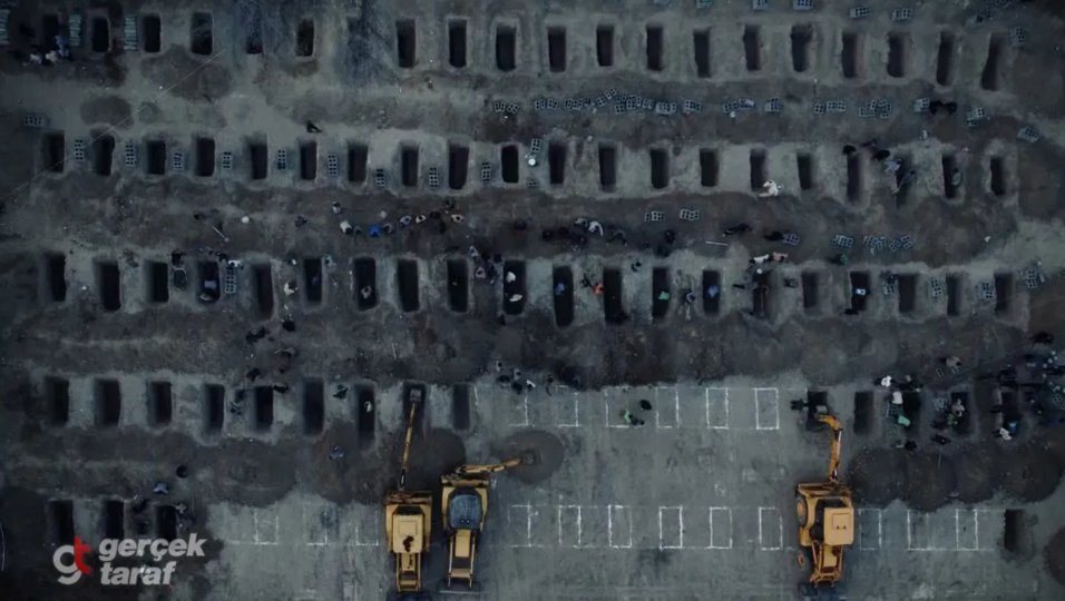 Bu bir savaşın değil, ABD-İsrail haydutluğunun yeni bir katliamı.
İran'ın Minab kentinde hedef alınan Şecere-i Tayyibe Kız İlkokulu'na yapılan saldırıda hayatını kaybeden 165 kız öğrenci için hazırlanan mezarlar.
Zalimler için yaşasın cehennem! :((