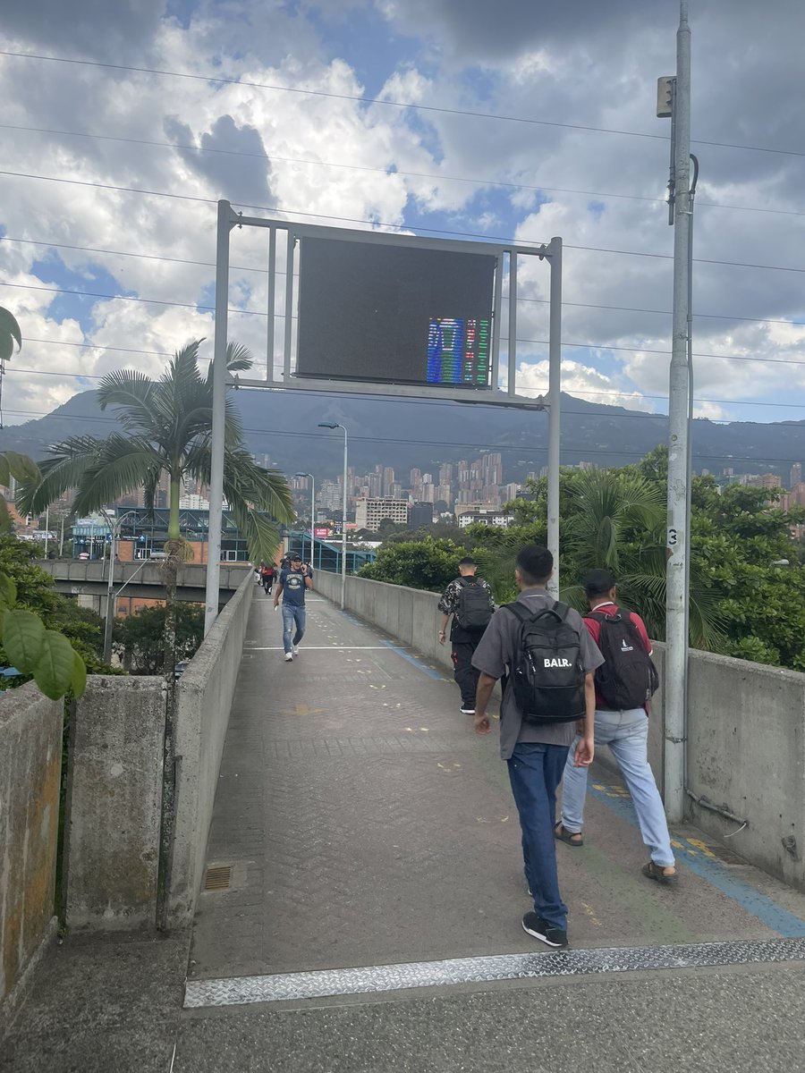 PIPEVELASQUEZ's tweet photo. Casi cinco meses después y sigue igual @metrodemedellin @AlcaldiadeMed que pasa con él seguimiento y el mantenimiento de los tableros de información??? https://t.co/oEoLoODPLj