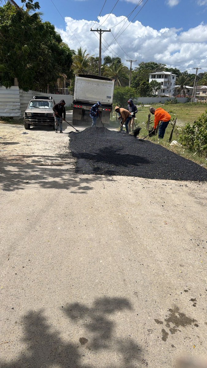 Muñoz, Comunidad Turística frente a Playa Dorada/Punta Bergantin recibe trabajo del amigo y hermano Roquelito (City Mayor Roque assisting tourists and residents)

The tourists and residents value this work. Los turistas y residentes valoran este trabajo.
GRACIAS ROQUELITO💪💪💪💪