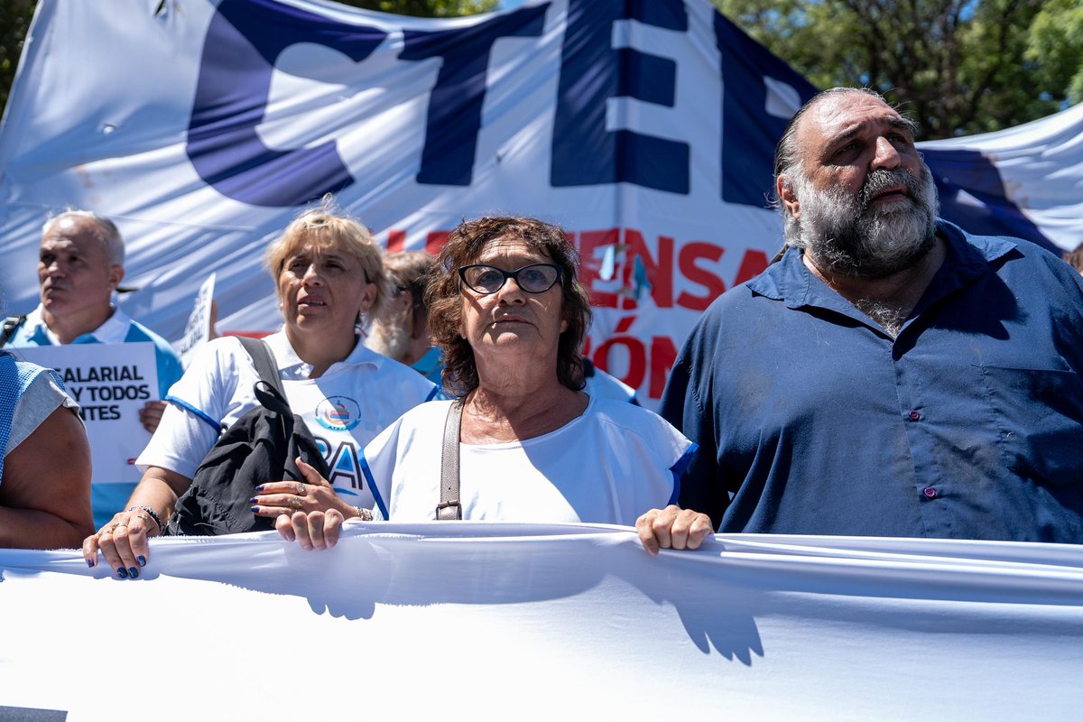 RobiBaradel's tweet photo. Hoy @cteracta realizó un Paro Nacional Docente con altísimo acatamiento en todo el país. Y miles de compañeros/as marchamos desde el Cabildo al Congreso de la Nación en defensa de la educación pública y contra el ajuste educativo del gobierno nacional. https://t.co/Da1WKMqCUj
