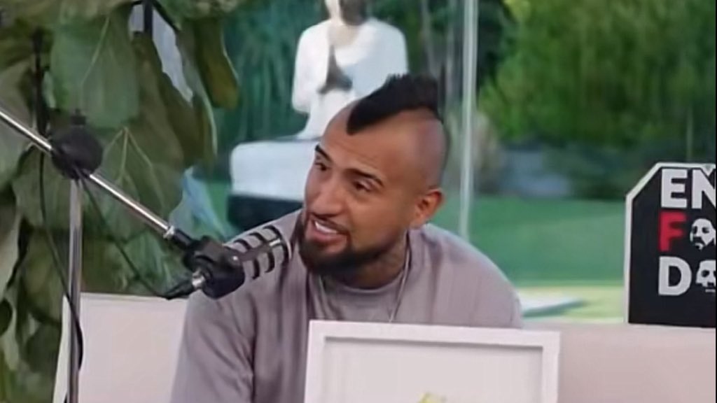blaugranation_'s tweet photo. Vidal ou Busquets ?

🗣️ Arturo Vidal : Busquets est le meilleur numéro 5, mais moi je fais tout sur le terrain, donc je suis un meilleur footballeur.

Xabi Alonso ?

🗣️ Arturo Vidal : Moi. Il était très fort dans la frappe, mais il m’appelait “Président”.

Casemiro ?

🗣️ Arturo Vidal : Je suis meilleur que lui. Je l’ai affronté deux fois, je l’ai bien marqué et j’ai gagné avec le Bayern et le Barça.

Vidal ou Pirlo ?

🗣️ Arturo Vidal : Pirlo est une légende, un joueur exceptionnel. Mais Arturo Vidal est un footballeur parfait… Honnêtement, je fais tout bien sur le terrain : j’attaque, je défends, je me bats, je saute, je marque de la tête… je fais tout. Je suis un joueur complet. Je dois tout faire pour rivaliser avec des joueurs comme Pirlo sur le terrain.
