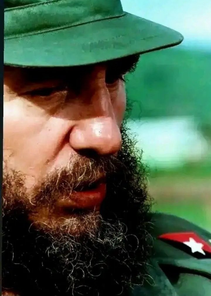 #Cuba sabrá mantenerse como ejemplo de una Revolución que no claudica, que no se vende, que no se rinde, que no se pone de rodillas". #FidelPorSiempre #CubaEstáFirme
