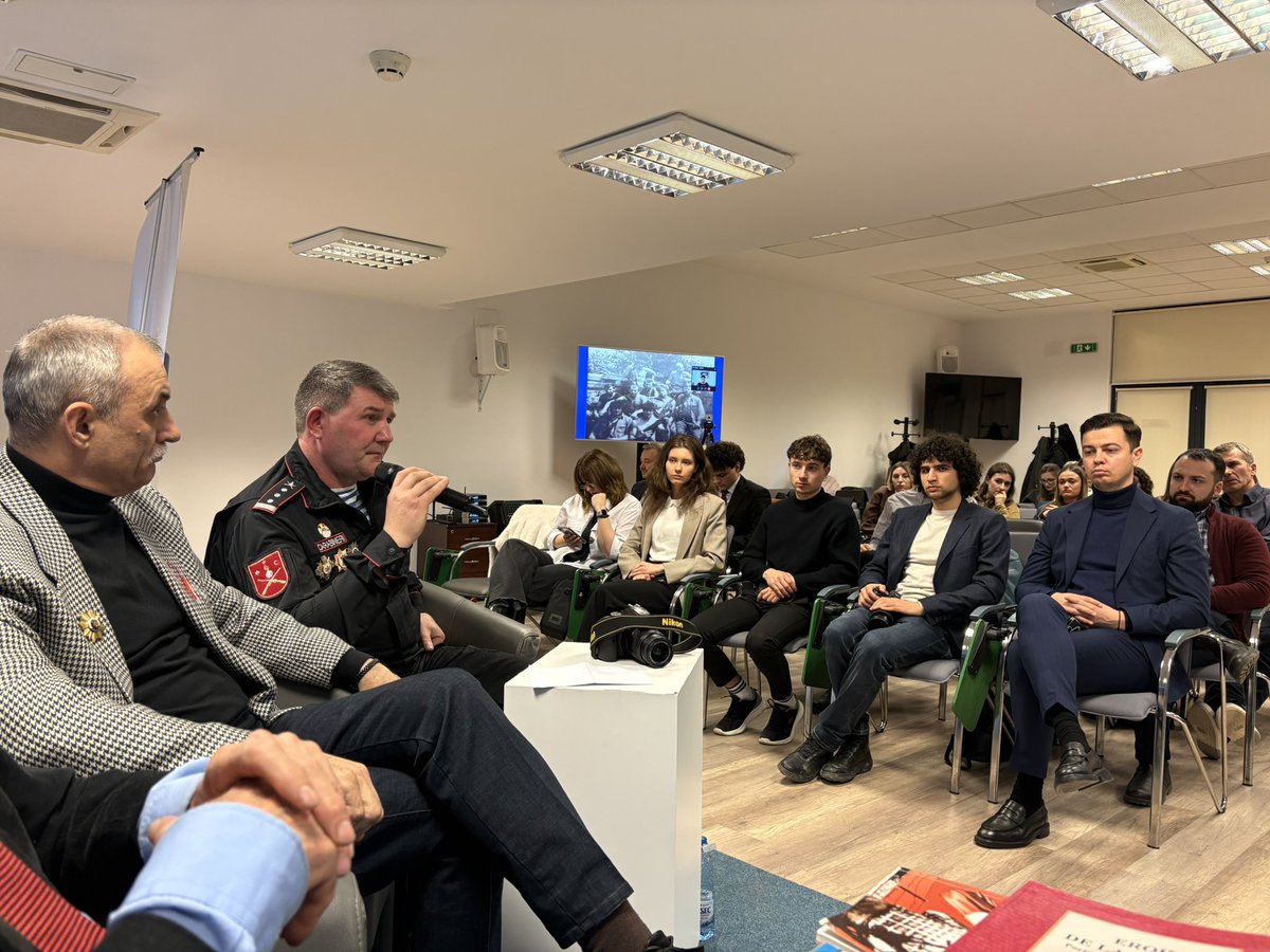 LilianaPopesc16's tweet photo. Veterani ai razboiului de pe Nistru, inceput in 2 martie 1992, au venit de la Chisinau la Bucuresti la #SNSPA azi. Sergiu Tataru si Vasile Lupu, dar si col.dr. Anatol Munteanu, amb. Mihai Gribincea, jurnalistii Valentina Ursu si Vitalie Cojocaru - invitati https://t.co/h8gcPpIp3Z