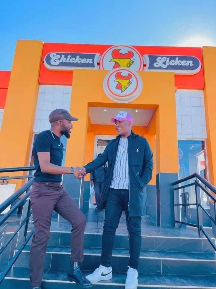 TheRealMeaf's tweet photo. @KFCSA Oksalayo uyakushaya uChicken Licken https://t.co/wG8cav1lW0