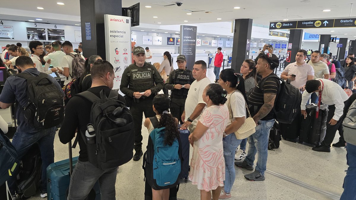 PoliciaCucuta's tweet image. #JuntosPorLaNiñez | 🚨🚔En el Aeropuerto Internacional Aeropuerto Internacional Camilo Daza se adelanto actividad de prevención y control junto a @GaulaPolicia, en el marco de la campaña “Niñez Sagrada, Compromiso de Todos”.👧🏻👮🏻‍♂️

#Dignidad #Seguridad #Democracia
@ProteccionPonal