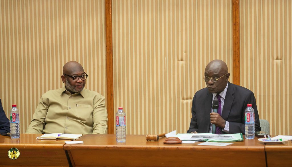 p_attigah's tweet photo. Dr Randy Abbey, Chief Executive of the Ghana Cocoa Board, together with top management, engaged the Council of State to deliberate on key policies and strategic reforms to secure the long-term sustainability of Ghana’s cocoa sector. #CocoaReforms https://t.co/bRaanpfCvY