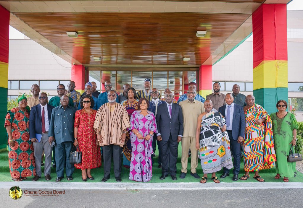 p_attigah's tweet photo. Dr Randy Abbey, Chief Executive of the Ghana Cocoa Board, together with top management, engaged the Council of State to deliberate on key policies and strategic reforms to secure the long-term sustainability of Ghana’s cocoa sector. #CocoaReforms https://t.co/bRaanpfCvY