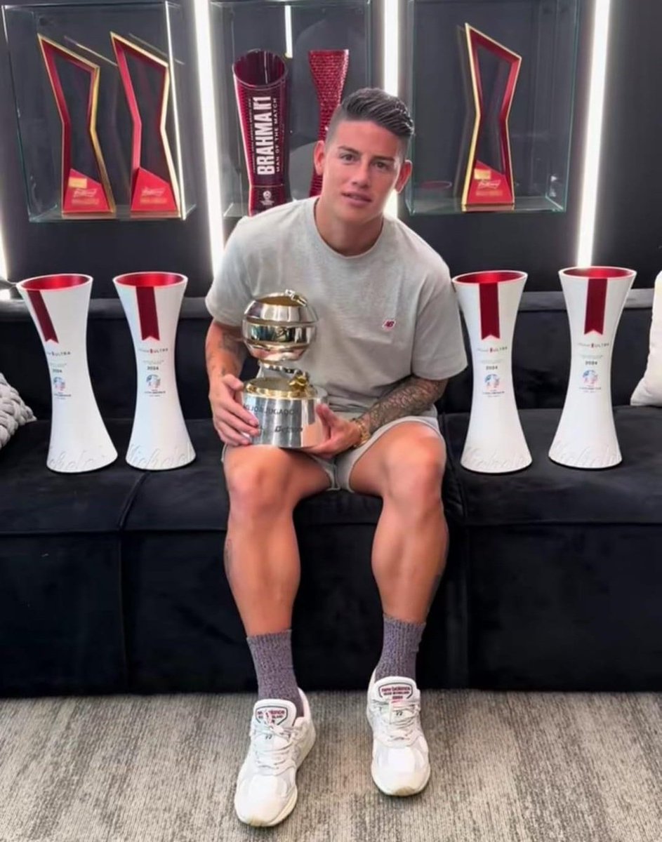futbismo's tweet photo. "Ayy James no debe ir al mundial, hay jugadores con más ritmo".

James siendo suplente en Sao Paulo: https://t.co/zEqpnOU2zC