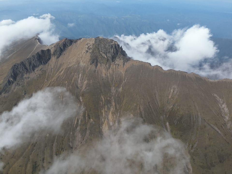 BomberosQuito's tweet photo. ⛰️ #RescateEnMontaña | La tarde de ayer, cerca de las 18h00, se alertó de dos personas adultas desorientadas en el sector del cráter del volcán Guagua Pichincha. El avance de la noche, la neblina, la llovizna y los fuertes vientos complicaron la visibilidad y el retorno de los excursionistas.

👨‍🚒 De inmediato, nuestros equipos de rescate en alta montaña y aeronaves no tripuladas (drones), iniciaron el ascenso y lograron contacto telefónico con los excursionistas, confirmando que se encontraban estables.

🥾 Durante la búsqueda, los excursionistas cambiaban constantemente de ubicación y no permanecieron en un solo punto. Esta movilidad dificultó su localización y complicó las labores de rescate. Esto junto a la presencia de quebradas, pendientes pronunciadas y visibilidad reducida obligó a replantear la estrategia en varias ocasiones. Dos grupos avanzaron por distintos frentes, combinando rastreo terrestre y evaluación aérea.

📍Cerca del mediodía de hoy, nuestro equipo ubicó a los excursionistas. Presentaban deshidratación y debilidad por falta de alimento, luego de permanecer varias horas expuestos a condiciones adversas. 

🧑‍🚒 Para acceder hasta el lugar donde finalmente fueron ubicados, nuestro equipo realizó maniobras de descenso y escalada en roca, debido a la compleja geografía del sector. En el sitio recibieron hidratación y asistencia antes de iniciar el retorno al refugio.

⛰️ Este tipo de emergencias demuestran la preparación, coordinación y el compromiso de nuestro equipo para intervenir en entornos de alta montaña, donde el clima y la geografía representan un desafío permanente.

⚠️ Recuerda, antes de salir de excursión a la montaña, revisa las condiciones climáticas, planifica tu ruta, informa tu itinerario y lleva equipo adecuado, así como suficiente hidratación y alimento. En caso de desorientación, mantente en un punto seguro y evita desplazarte innecesariamente para facilitar tu ubicación.

#QuitoRenace
#SalvamosVidas
