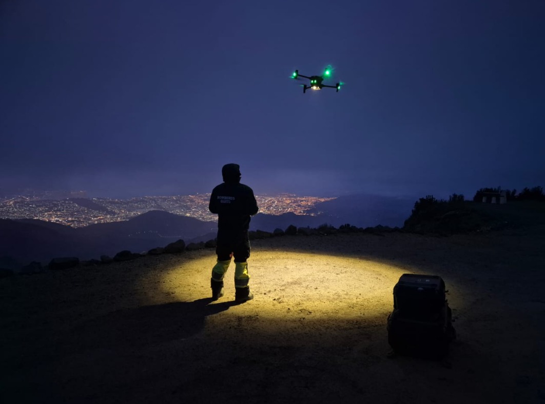 BomberosQuito's tweet photo. ⛰️ #RescateEnMontaña | La tarde de ayer, cerca de las 18h00, se alertó de dos personas adultas desorientadas en el sector del cráter del volcán Guagua Pichincha. El avance de la noche, la neblina, la llovizna y los fuertes vientos complicaron la visibilidad y el retorno de los excursionistas.

👨‍🚒 De inmediato, nuestros equipos de rescate en alta montaña y aeronaves no tripuladas (drones), iniciaron el ascenso y lograron contacto telefónico con los excursionistas, confirmando que se encontraban estables.

🥾 Durante la búsqueda, los excursionistas cambiaban constantemente de ubicación y no permanecieron en un solo punto. Esta movilidad dificultó su localización y complicó las labores de rescate. Esto junto a la presencia de quebradas, pendientes pronunciadas y visibilidad reducida obligó a replantear la estrategia en varias ocasiones. Dos grupos avanzaron por distintos frentes, combinando rastreo terrestre y evaluación aérea.

📍Cerca del mediodía de hoy, nuestro equipo ubicó a los excursionistas. Presentaban deshidratación y debilidad por falta de alimento, luego de permanecer varias horas expuestos a condiciones adversas. 

🧑‍🚒 Para acceder hasta el lugar donde finalmente fueron ubicados, nuestro equipo realizó maniobras de descenso y escalada en roca, debido a la compleja geografía del sector. En el sitio recibieron hidratación y asistencia antes de iniciar el retorno al refugio.

⛰️ Este tipo de emergencias demuestran la preparación, coordinación y el compromiso de nuestro equipo para intervenir en entornos de alta montaña, donde el clima y la geografía representan un desafío permanente.

⚠️ Recuerda, antes de salir de excursión a la montaña, revisa las condiciones climáticas, planifica tu ruta, informa tu itinerario y lleva equipo adecuado, así como suficiente hidratación y alimento. En caso de desorientación, mantente en un punto seguro y evita desplazarte innecesariamente para facilitar tu ubicación.

#QuitoRenace
#SalvamosVidas