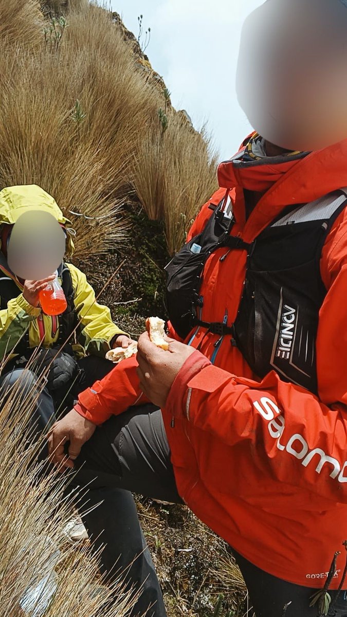 BomberosQuito's tweet photo. ⛰️ #RescateEnMontaña | La tarde de ayer, cerca de las 18h00, se alertó de dos personas adultas desorientadas en el sector del cráter del volcán Guagua Pichincha. El avance de la noche, la neblina, la llovizna y los fuertes vientos complicaron la visibilidad y el retorno de los excursionistas.

👨‍🚒 De inmediato, nuestros equipos de rescate en alta montaña y aeronaves no tripuladas (drones), iniciaron el ascenso y lograron contacto telefónico con los excursionistas, confirmando que se encontraban estables.

🥾 Durante la búsqueda, los excursionistas cambiaban constantemente de ubicación y no permanecieron en un solo punto. Esta movilidad dificultó su localización y complicó las labores de rescate. Esto junto a la presencia de quebradas, pendientes pronunciadas y visibilidad reducida obligó a replantear la estrategia en varias ocasiones. Dos grupos avanzaron por distintos frentes, combinando rastreo terrestre y evaluación aérea.

📍Cerca del mediodía de hoy, nuestro equipo ubicó a los excursionistas. Presentaban deshidratación y debilidad por falta de alimento, luego de permanecer varias horas expuestos a condiciones adversas. 

🧑‍🚒 Para acceder hasta el lugar donde finalmente fueron ubicados, nuestro equipo realizó maniobras de descenso y escalada en roca, debido a la compleja geografía del sector. En el sitio recibieron hidratación y asistencia antes de iniciar el retorno al refugio.

⛰️ Este tipo de emergencias demuestran la preparación, coordinación y el compromiso de nuestro equipo para intervenir en entornos de alta montaña, donde el clima y la geografía representan un desafío permanente.

⚠️ Recuerda, antes de salir de excursión a la montaña, revisa las condiciones climáticas, planifica tu ruta, informa tu itinerario y lleva equipo adecuado, así como suficiente hidratación y alimento. En caso de desorientación, mantente en un punto seguro y evita desplazarte innecesariamente para facilitar tu ubicación.

#QuitoRenace
#SalvamosVidas