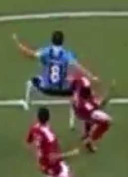 <a href="/LucasCollar/">Lucas Collar</a> "Recolhendo o cotovelo" 
O cara com o braço aberto parecendo uma asa de avião lkkkkkkkkkkkkkkkkkkkkkkkkkkkkkk