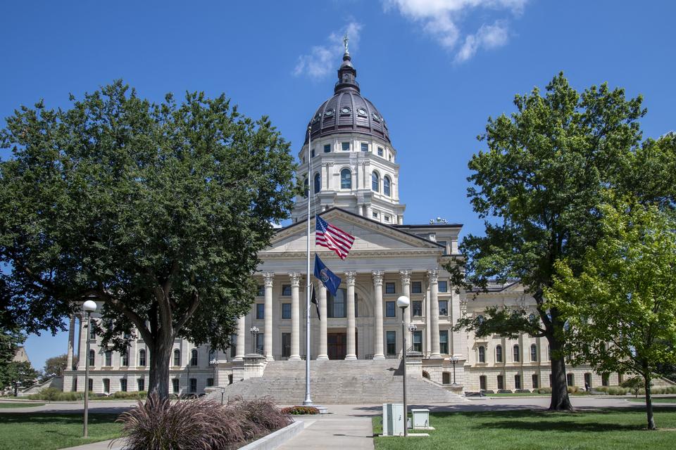 🚨 BREAKING: Trans residents sue Kansas over new law invalidating driver's licenses.
ACLU: Law is a discriminatory attack on constitutional rights &amp; public safety, per lawsuit. #Kansas #LGBTQ #CivilRights #TransRights