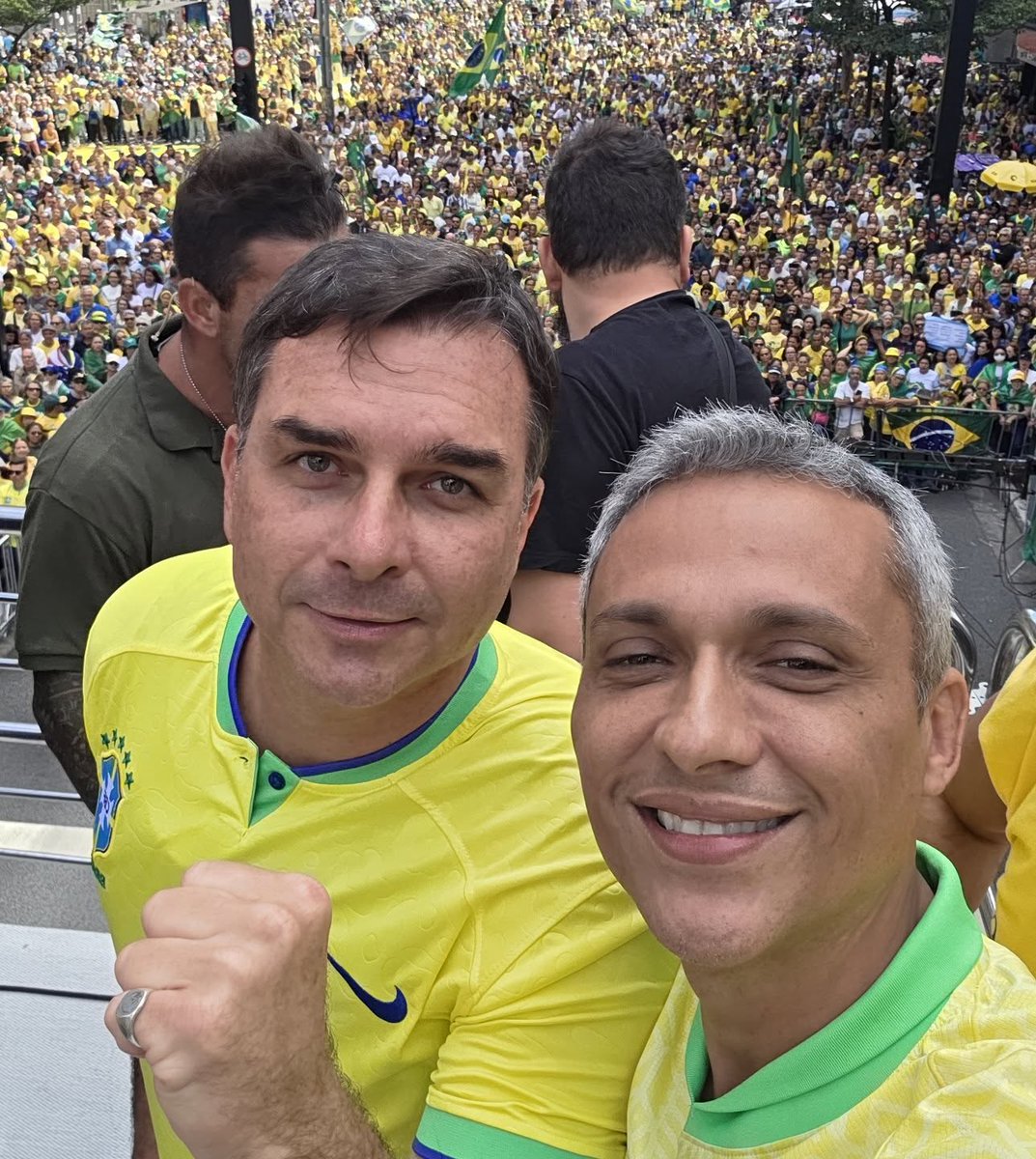GayerGus's tweet photo. Meu amigo @FlavioBolsonaro https://t.co/Ue6kwSZGG7