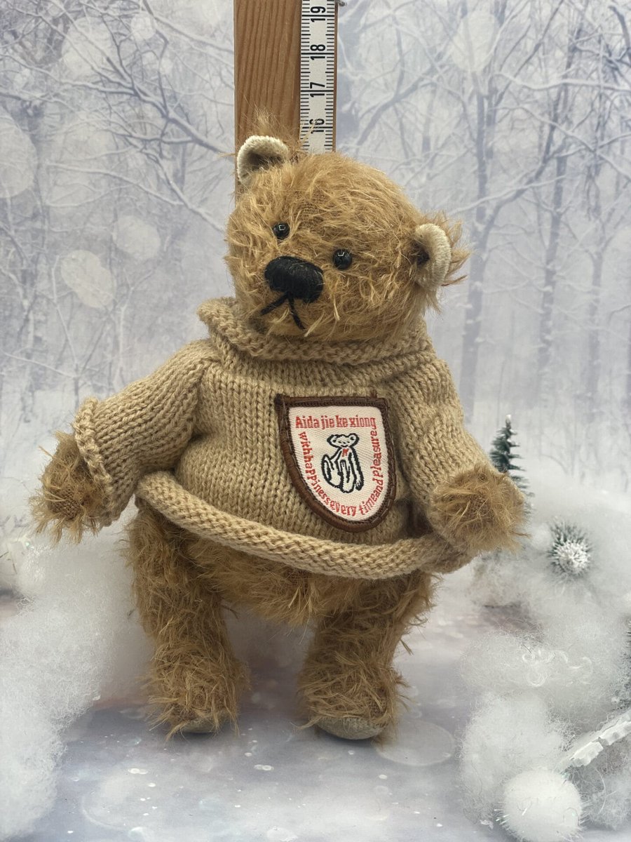 Bärino Bär Alfons 14 cm Künstlerbär Entdecke Bärino Alfons, den 14 cm großen Künstlerbären! Dieser einzigartige Bär wird von mir in liebevoller Handarbeit aus hochwertigem Mohair gefertigt und ist ein echtes Unikat. Sein Pulloverhält ihn im Winter schön...
tinyurl.com/23qnbku2