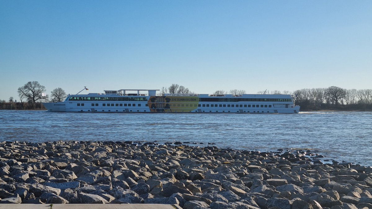Klungelsmurf71's tweet image. Vanmiddag genoten van het prachtige lente-weer in de haven van #Spijk
Als bonus kwam het schip van de Zonnebloem voorbij gevaren 🏵