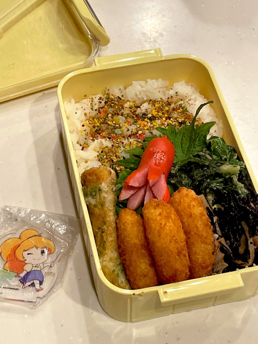kenchan40s's tweet photo. 高校生の娘に198回目のお弁当を作りました🍱

昨日は2年生の卒業式練習がありました。
仕切るのは僕、主任。

座り方
礼
立ち方
座礼

を指導し、全体の流れもやってみました。
久しぶりの中学校の卒業式だから、なんかうろ覚えなところもあり、そわそわしてました。

今日は1•2年生の総練習です。
入学式は、もちろん、高校や大学の卒業式って、練習した覚えがないのに、なんで毎日やらなあかんの？って、あんまり練習をしてほしくない派です。
自然体でよくないですか。
今日は、カニクリームコロッケ弁当。ジプコを添えて。
いさ簡単なお弁当だけど、愛情はたっぷり入ってます。

今日もお弁当作りの方、一緒に頑張りましょう！そして、働く皆さん、子育てする保護者の方、インフルエンザやコロナ、風邪から立ち向かってる方、そして、何かに向かって努力する皆さん、今日１日乗り越えましょう！

#お弁当記録 
#お弁当日記 
#お弁当作り楽しもう部 
#ジプコ
#zipfm
#教師のバトン
#ダイエット仲間募集 
#ダイエット記録
#腹筋