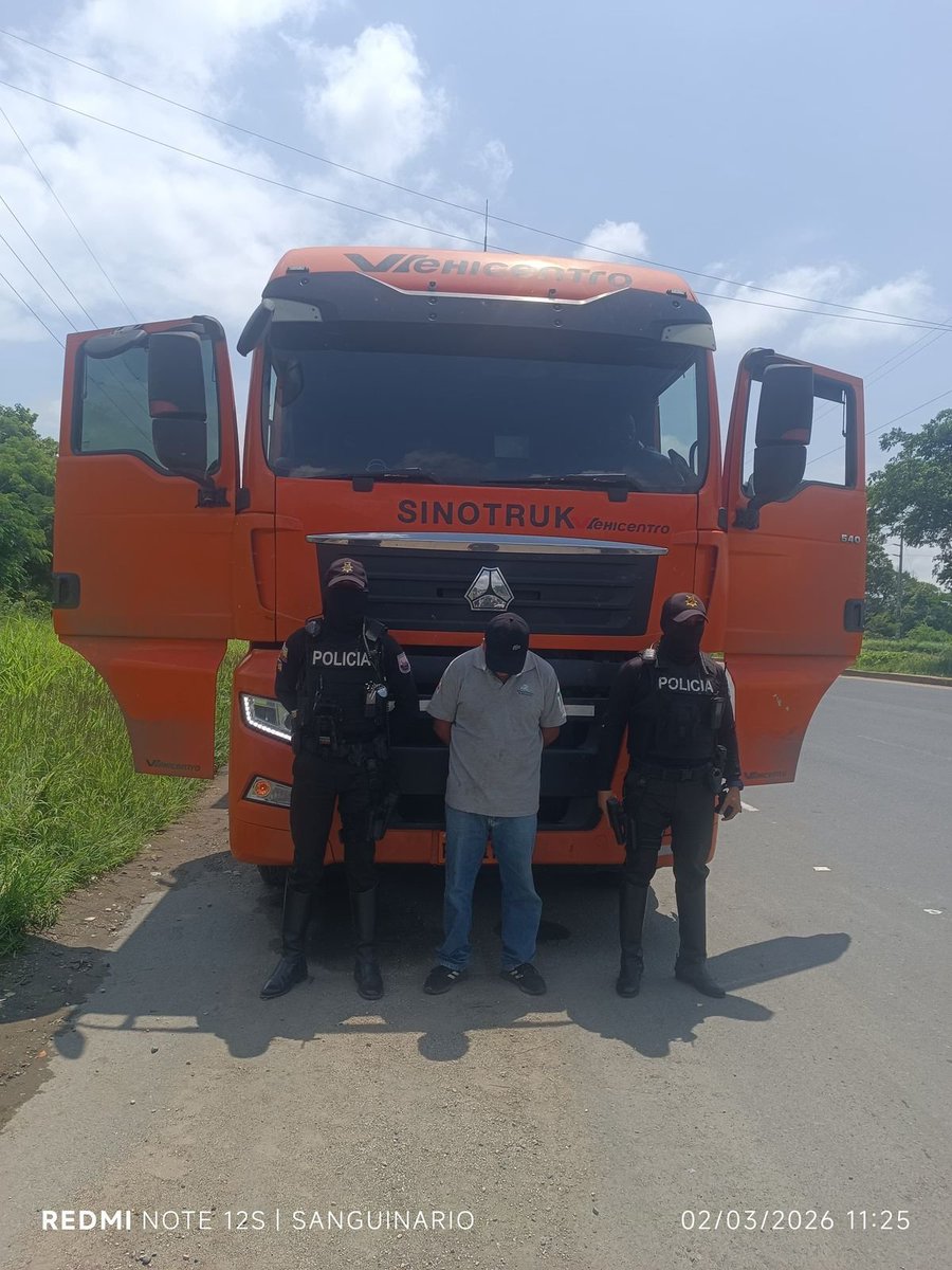 PoliciaEcZona8's tweet photo. APREHENDIMOS UN PRESUNTO RECEPTADOR
Tras una alerta del ECU 911, servidores policiales del Distrito #Ceibos, ejecutaron una persecución ininterrumpida que permitió la aprehensión de un sujeto y la recuperación de un vehículo con reporte de robo.
#ServirYProtegerConFirmeza https://t.co/RokB0NxkoB
