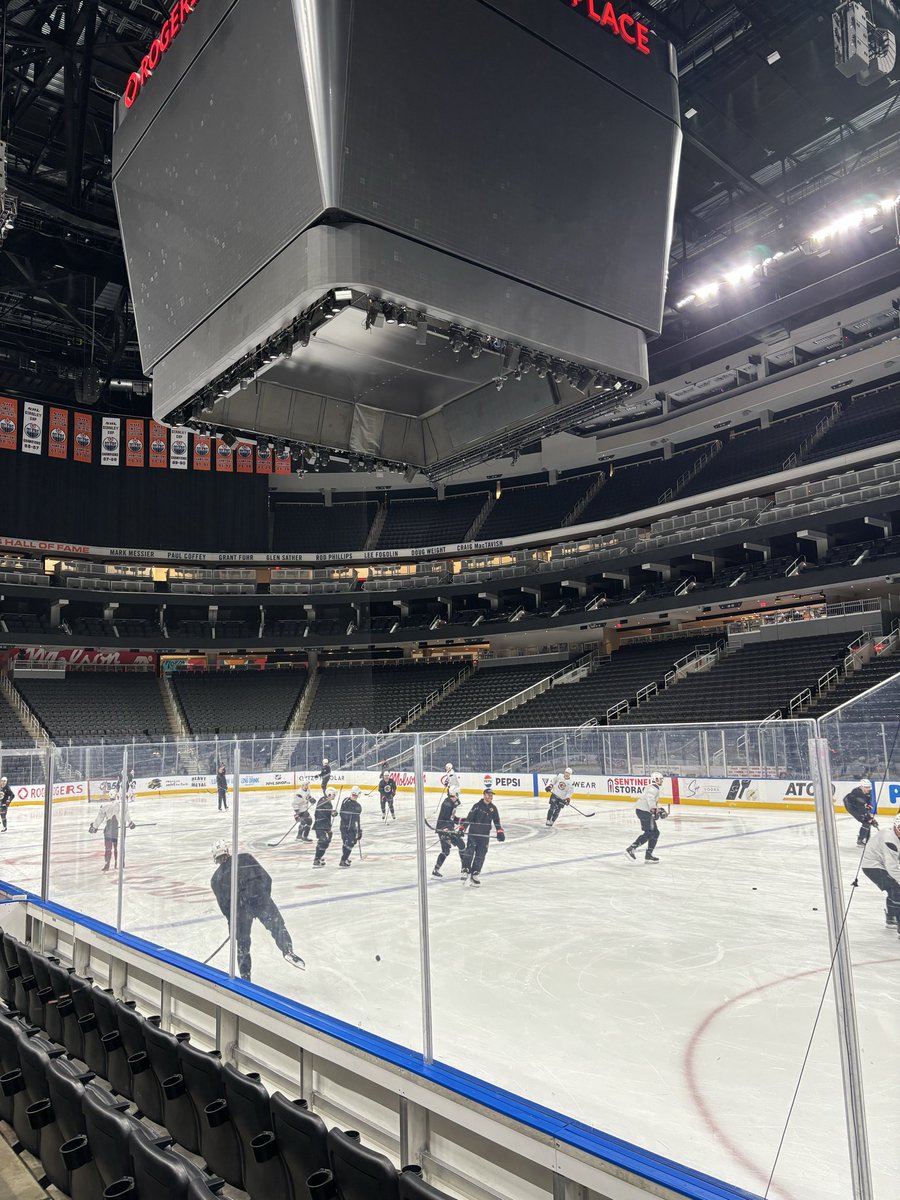 #Sens out there for practice this afternoon from Edmonton. 

Tim Stützle and Nikolas Matinpalo are on the ice.