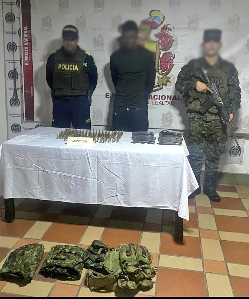 📍#Atención | En #UniónPanamericana, en articulación con el <a href="/COL_EJERCITO/">Ejército Nacional de Colombia</a> la <a href="/PoliciaColombia/">Policía de Colombia</a> capturó en flagrancia a un hombre con material de intendencia proveedores de fusil y munición calibre 5.56 de uso privativo de las Fuerzas Militares. 
🚔#SeguridadCiudadana