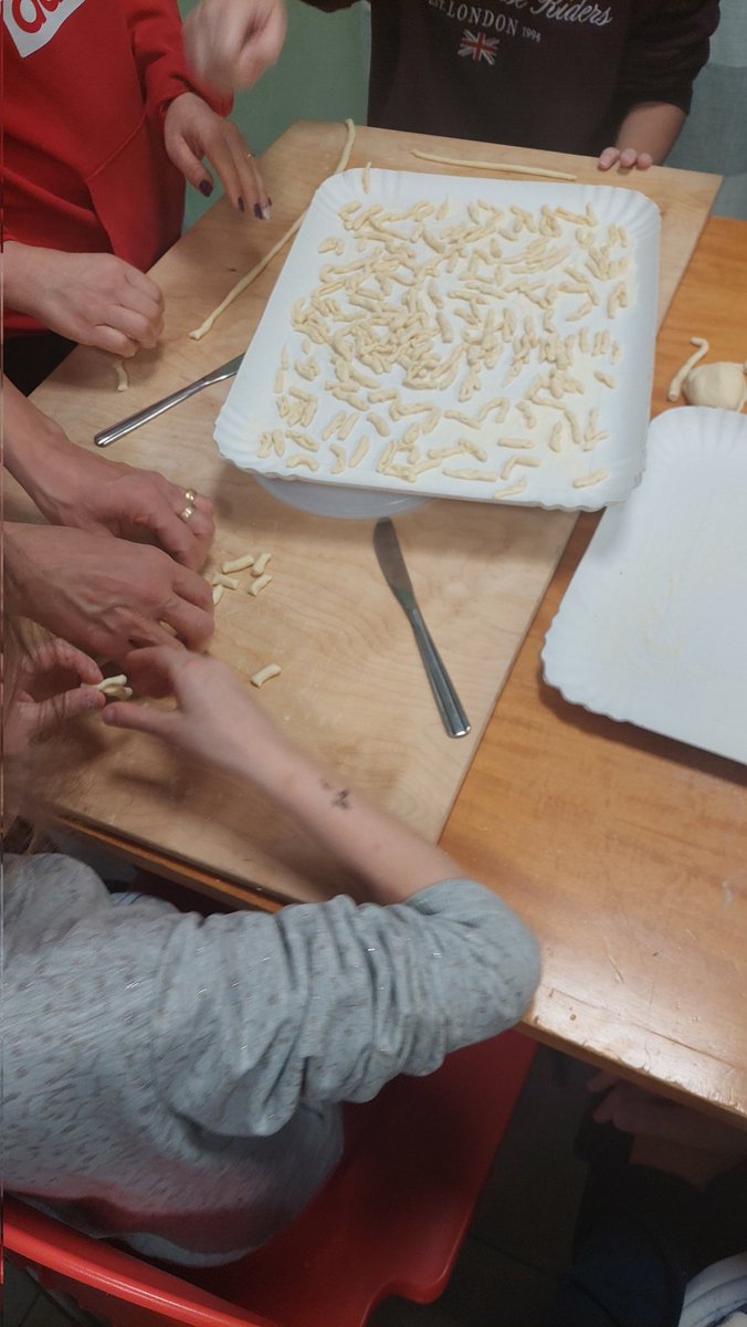 PaidosCoop's tweet photo. 🍝 Oggi il nostro laboratorio di pasta fresca è proseguito insieme alle preziose Margherita e Loredana, che accompagnano i bambini passo dopo passo in questa esperienza fatta di manualità, pazienza e scoperta.  
https://t.co/zkBmGtSnVl https://t.co/cQ79Hc6UDN