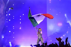 RAFAGA301's tweet photo. Mientras la Colombiana Shakira, ondea la bandera de México en su concierto, los agachones vendepatrias del prian le dan las nalgas a #Trump 🤣🤣🤣 https://t.co/WRu2lCWpIe