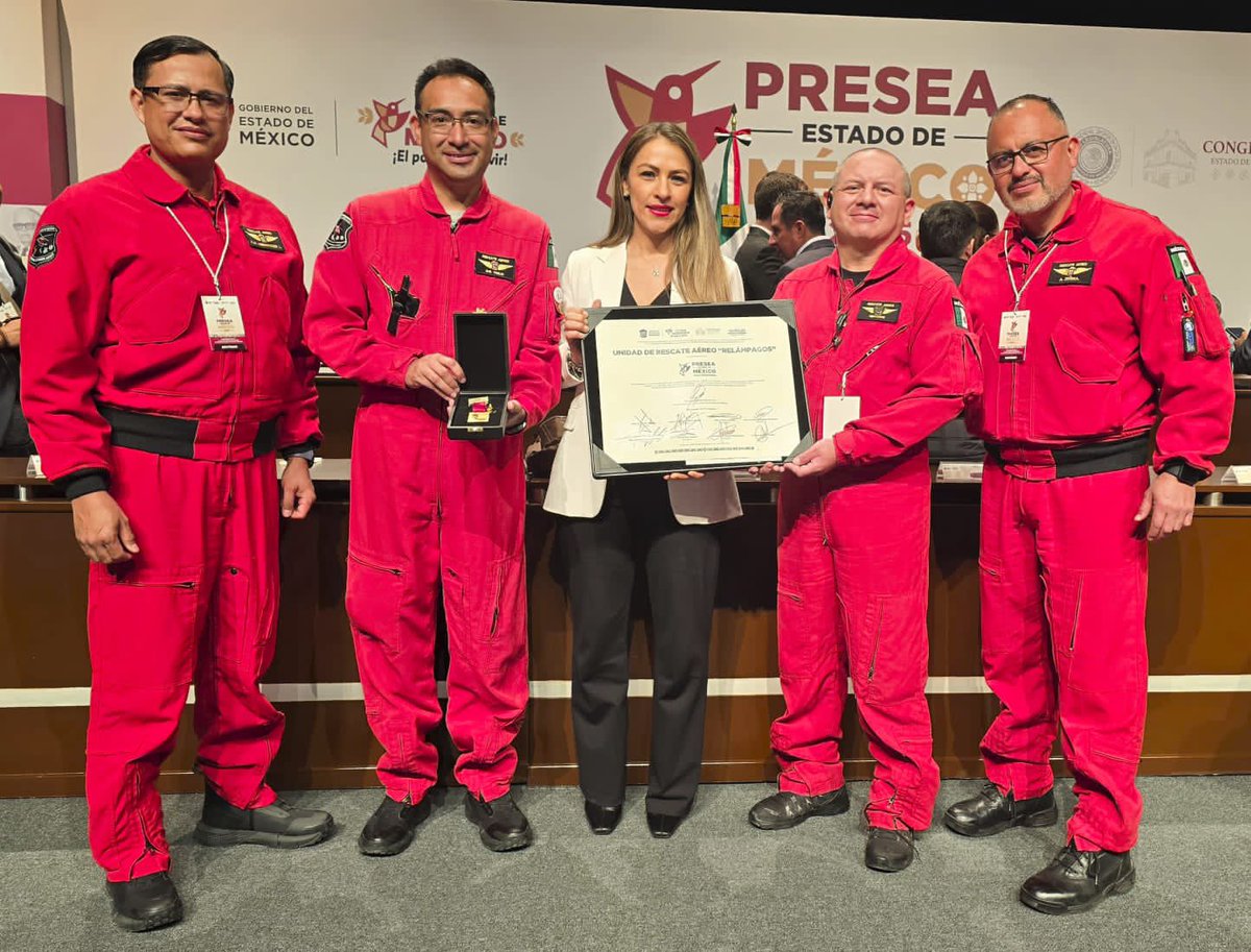 Muchas felicidades a las y los galardonados con la #PreseaEdoméx2025, en especial al <a href="/GrupoRelampagos/">Grupo Relámpagos</a>, quienes recibieron la Presea de la Seguridad, Protección Ciudadana o Procuración de Justicia “León Guzmán”, por su labor humanista y vocación de servicio ¡Enhorabuena! 🚁👏👏