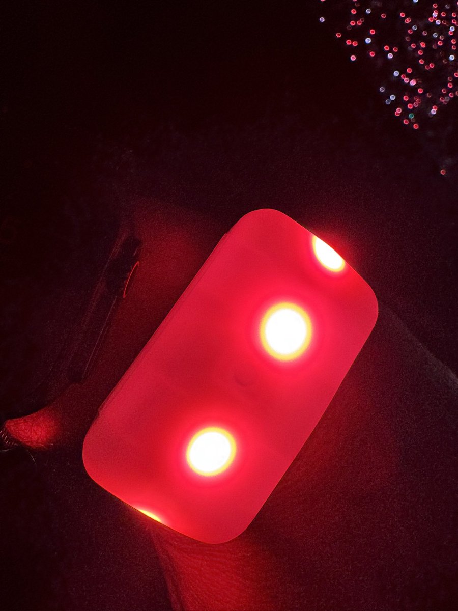 smucler's tweet image. Tak jsem zas jednou nejstarší v O2 Areně. 👍Bliká mi půjčený náramek, @JesonDerulo na pódiu. Už jsem ve věku, že mám strach, jak jsou nazí, aby se nenastydli ale jinak super😎🎸. #O2arena #jasonderulo