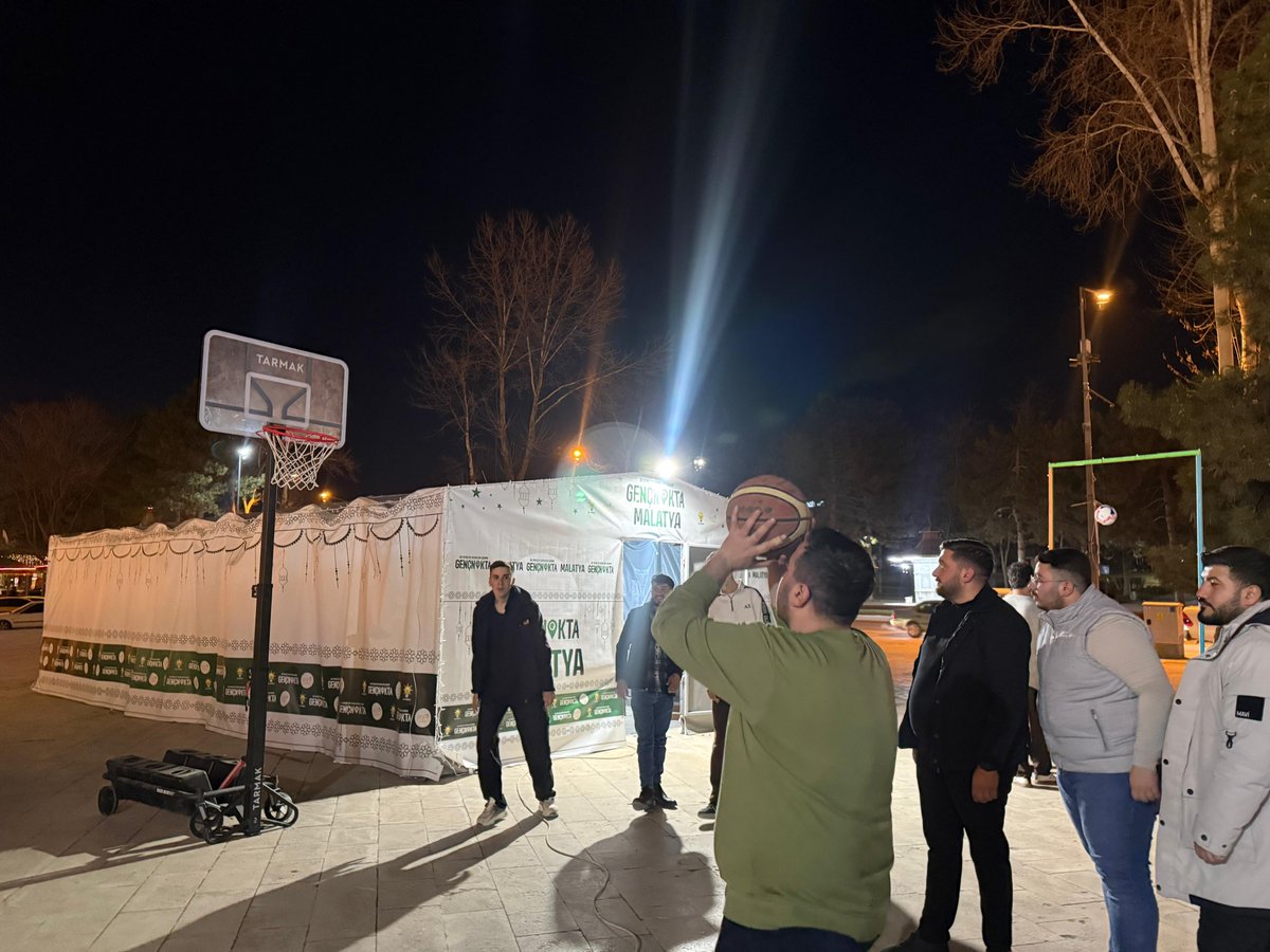 yigitahmeet's tweet photo. Bugün @akgencmalatya ailemizin kurmuş olduğu Genç Nokta etkinlik alanını ziyaret edip genç kardeşlerimizle bir araya gelerek heyecanlarını paylaştık.

Tüm Malatyalı genç kardeşlerimizi Genç Nokta etkinlik alanımıza davet ediyoruz. Bu güzel atmosferi hep birlikte yaşayalım. https://t.co/pErNLAe8ZU