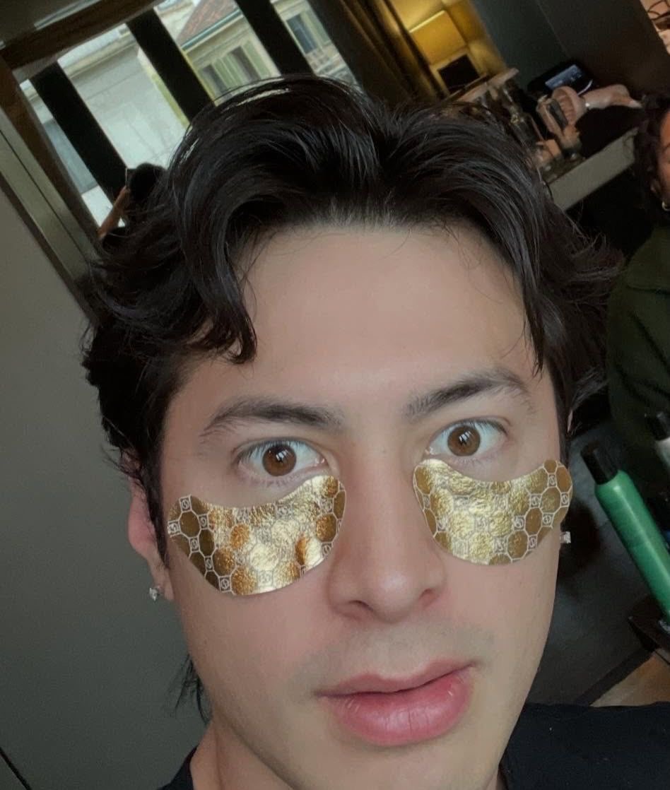 a #hollanov smau 

in which ilya has a crush on his new neighbor shane and he doesn’t know how to talk to him so ilya keeps sending texts to shane asking him to borrow random stuff

shane is annoyed by his new neighbor but strangely complies to every of ilya’s  requests