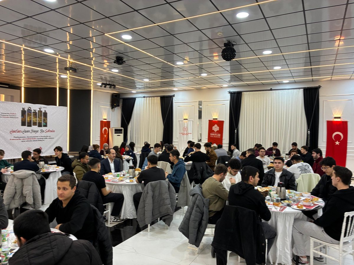 İftar programında üniversite öğrencilerimizle buluştum. Vakıflar Bölge Müdürlüğümüze, Manevi Danışmanlarımıza ve emeği geçen tüm görevlilerimize teşekkür ediyorum. #akşehir #akşehirmüftülüğü #vakıflargenelmüdürlüğü
