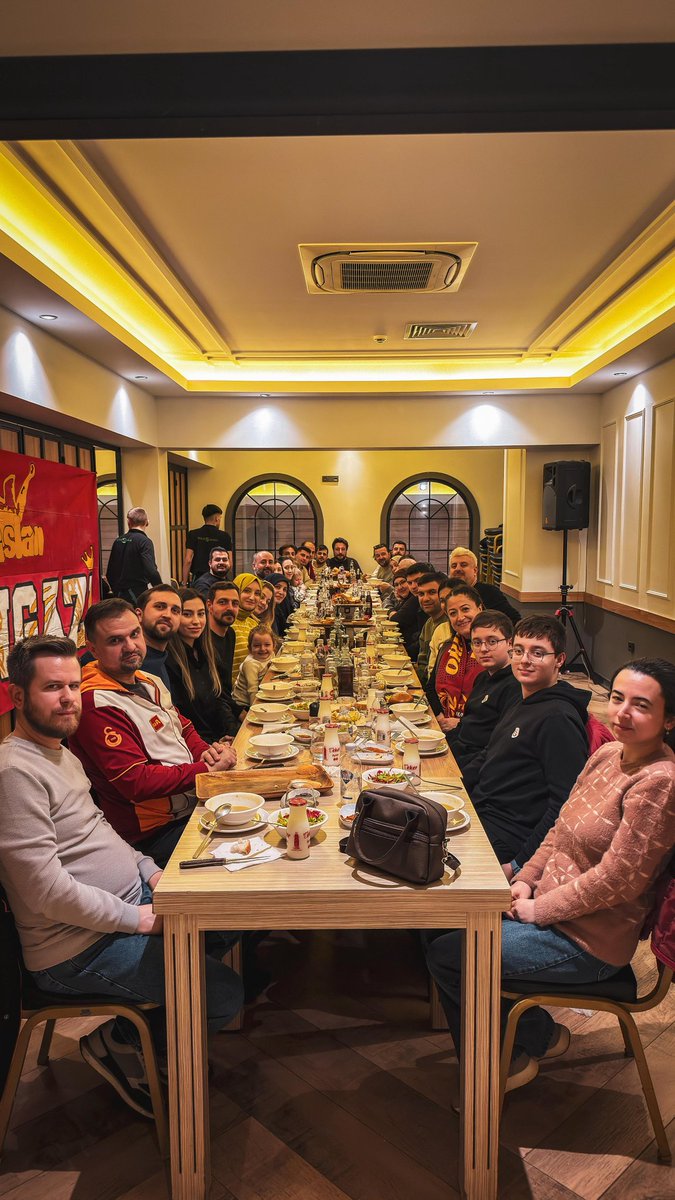 uAOrhangazi16's tweet photo. ultrAslan Orhangazi ailesi olarak geleneksel iftar organizasyonumuzu gerçekleştirdik.
Katılım sağlayan tüm renktaşlarımıza teşekkür ederiz.
Birliğimiz daim olsun.

#uAYurtiçi #ultrAslanOrhangazi https://t.co/BqaYUMZkmj