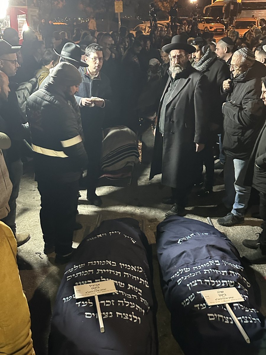 Heller_shlomi's tweet photo. אבל ויגון. בבית העלמין הר הזיתים בירושלים מובאים לקבורה שלושה ילדים שנהרגו מפגיעת הטיל האיראני בבית שמש. שרה ביטון בת 13, אביגיל בת 15 ויעקב בן 16. ההורים יצחק ותמר הגיעו מלווים בבני משפחה ומאות אנשים שהגיעו להפרד. כאב ושבר בלתי נתפס. יהי זכרם ברוך https://t.co/C8f2b7mlwU