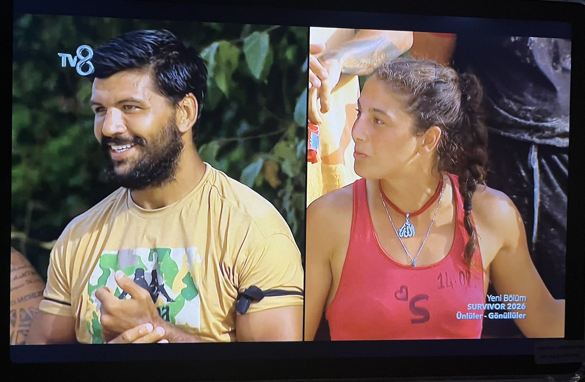 Seren Ay şimdi de Ramazan’a “köyden gelmişsin” diyerek aşağılamaya çalıştı. Lan sen İngiltere Kraliyet Ailesi’nden mi çıkmasın? Sen kimsin? Köylüler olmasa aç kalırsınız. Köylü olmayı aşağılık bir şey sanıyor zihniyetsiz. Sana lisans veren federasyonun a… koyim! #survivor2026