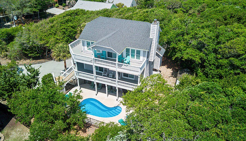 EIRealtyNC's tweet image. Whether inside or out, a gentle coastal palette and breezy design practically press play on vacation mode. lttr.ai/Aoeew

#VacationRental #EmeraldIsle #PrivatePool