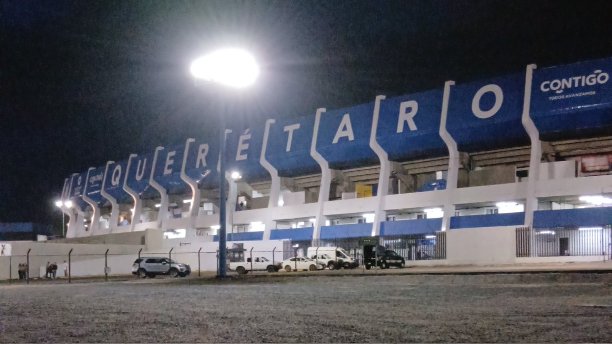 ¿Le dieron su manita de gato? Sí, le dieron su pintada, remplazaron "Respeto" y "Tolerancia" (no se aplica en el inmueble) por "Querétaro" pero...
Los baños siguen siendo horrendos y al estacionamiento solo le echaron tepetate, ni aplanaron.