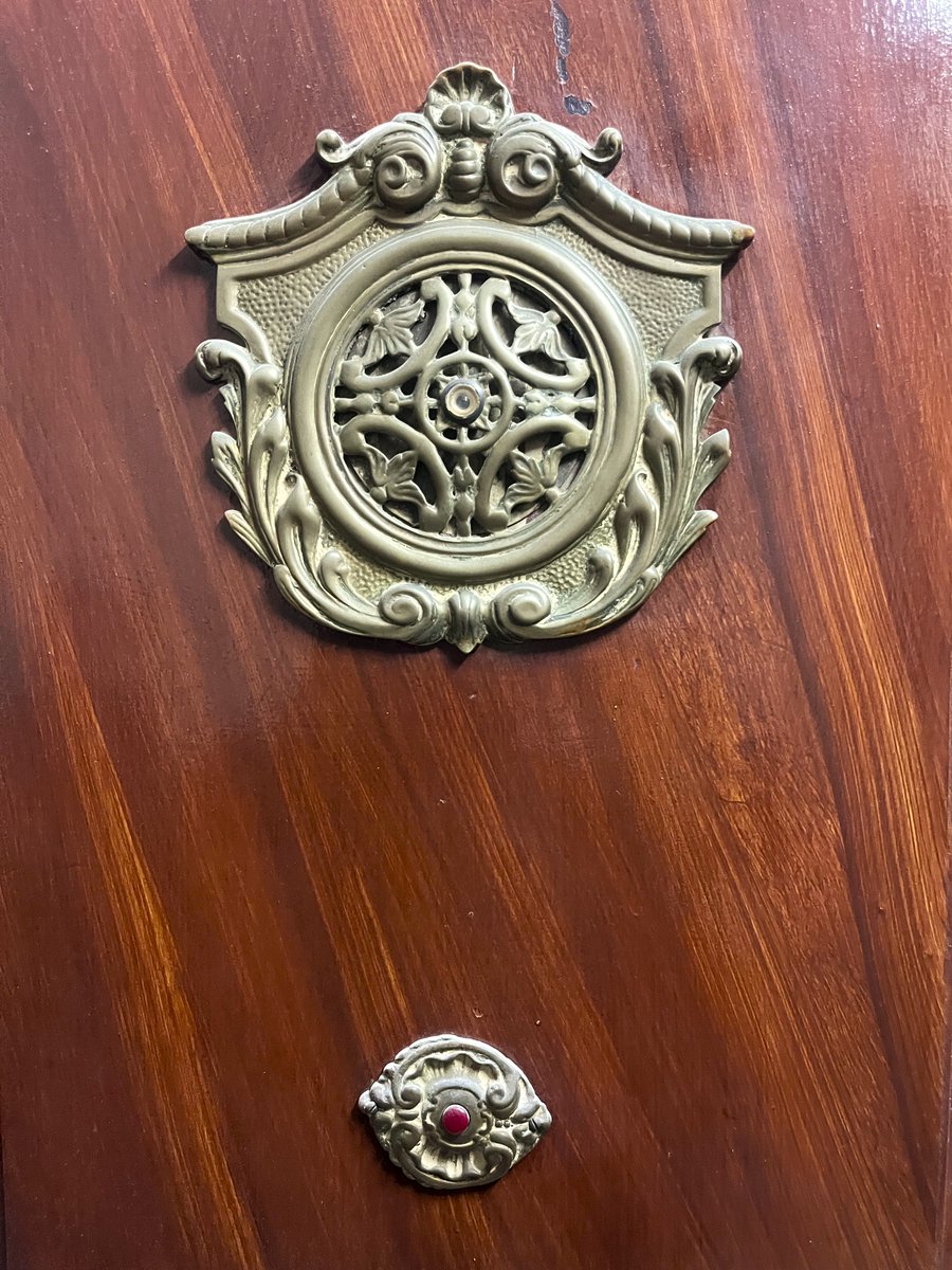 Una finca de la #ViladeGràcia conserva a cadascuna de les portes dels habitatges un espiell i un timbre centenaris que són una veritable delícia (Torrent de l'Olla 52)