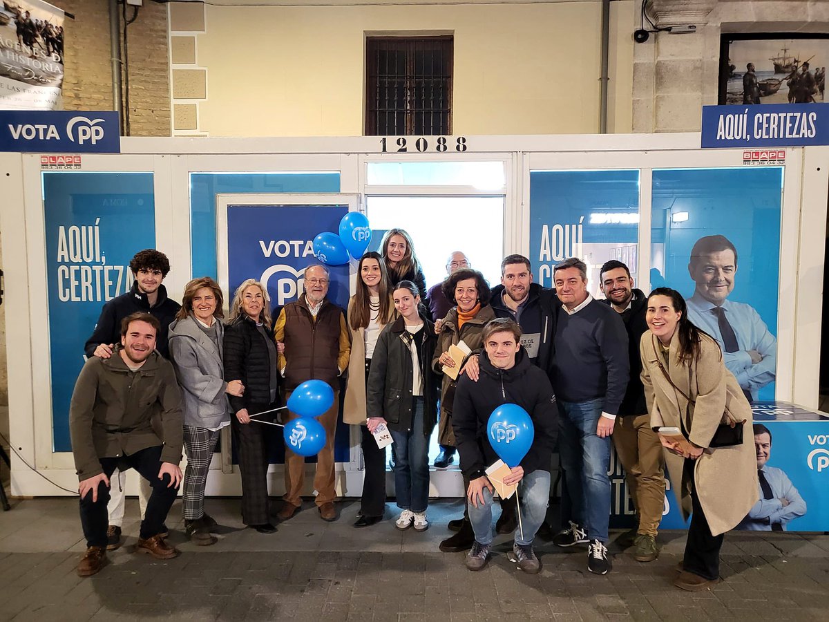 PPAytoVLL's tweet photo. 🔵 La caseta de la calle Santiago sigue siendo punto de encuentro en esta campaña con los ciudadanos de Valladolid y provincia. Hoy, junto a los concejales @fblancopaco y @mmcantalapiedra y los candidatos del @PPValladolid, compartiendo cercanía y conversación.

#AquíCertezas 💙 https://t.co/D36F2Nx7cA