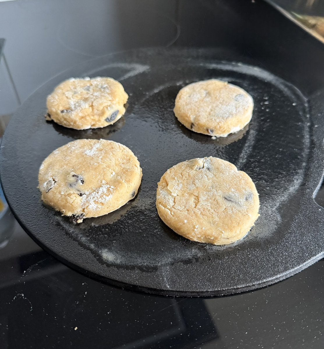 ThreadofGold1's tweet image. Some Welsh cakes cooking on the bake stone (a treat, yesterday, for St David’s day), and a timely display of daffodils. #BecauseOfClem #ThreadOfGold💛
 #SmallBeautiesHour