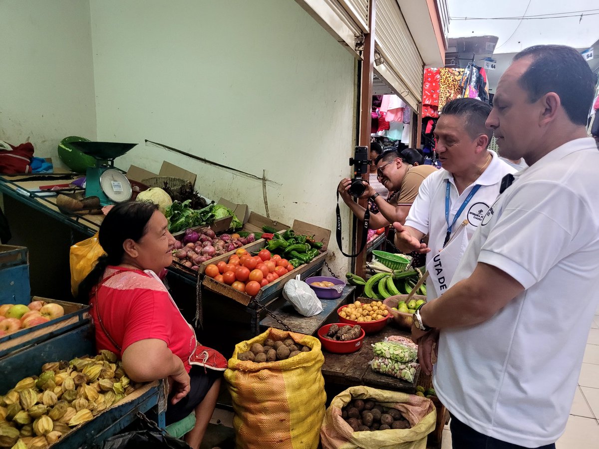DefPublicaEC's tweet photo. ¡Acercamos la justicia a la gente que más lo necesita! 
Llegamos a Sucumbíos recorrimos sus calles y mercados, llevamos información a hombres y a mujeres  trabajadoras del Mercado Central de Lago Agrio. #LaRutaDeLosDerechos2026 se siente con fuerza. 
#SucumbíosDefensoríaPública https://t.co/cBTMncS7qa