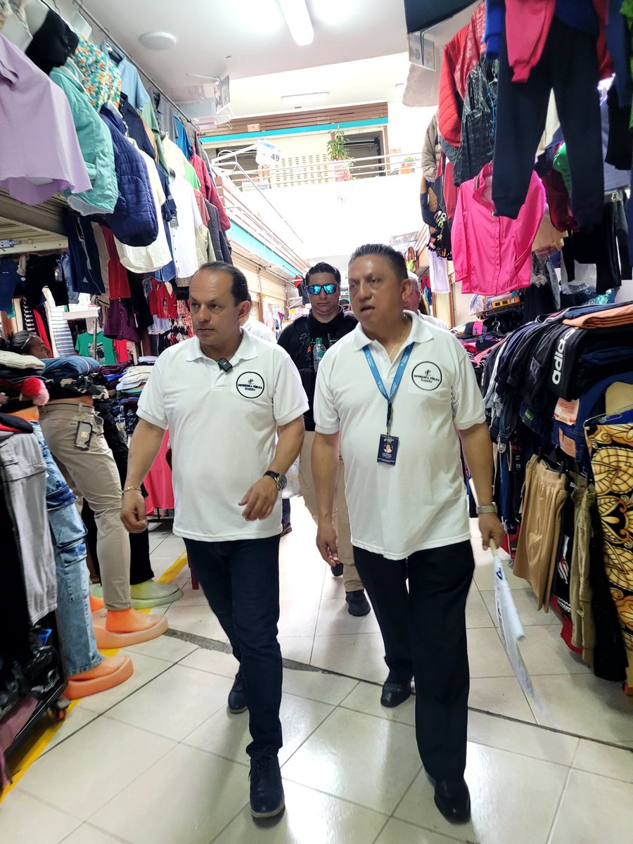 DefPublicaEC's tweet photo. ¡Acercamos la justicia a la gente que más lo necesita! 
Llegamos a Sucumbíos recorrimos sus calles y mercados, llevamos información a hombres y a mujeres  trabajadoras del Mercado Central de Lago Agrio. #LaRutaDeLosDerechos2026 se siente con fuerza. 
#SucumbíosDefensoríaPública https://t.co/cBTMncS7qa