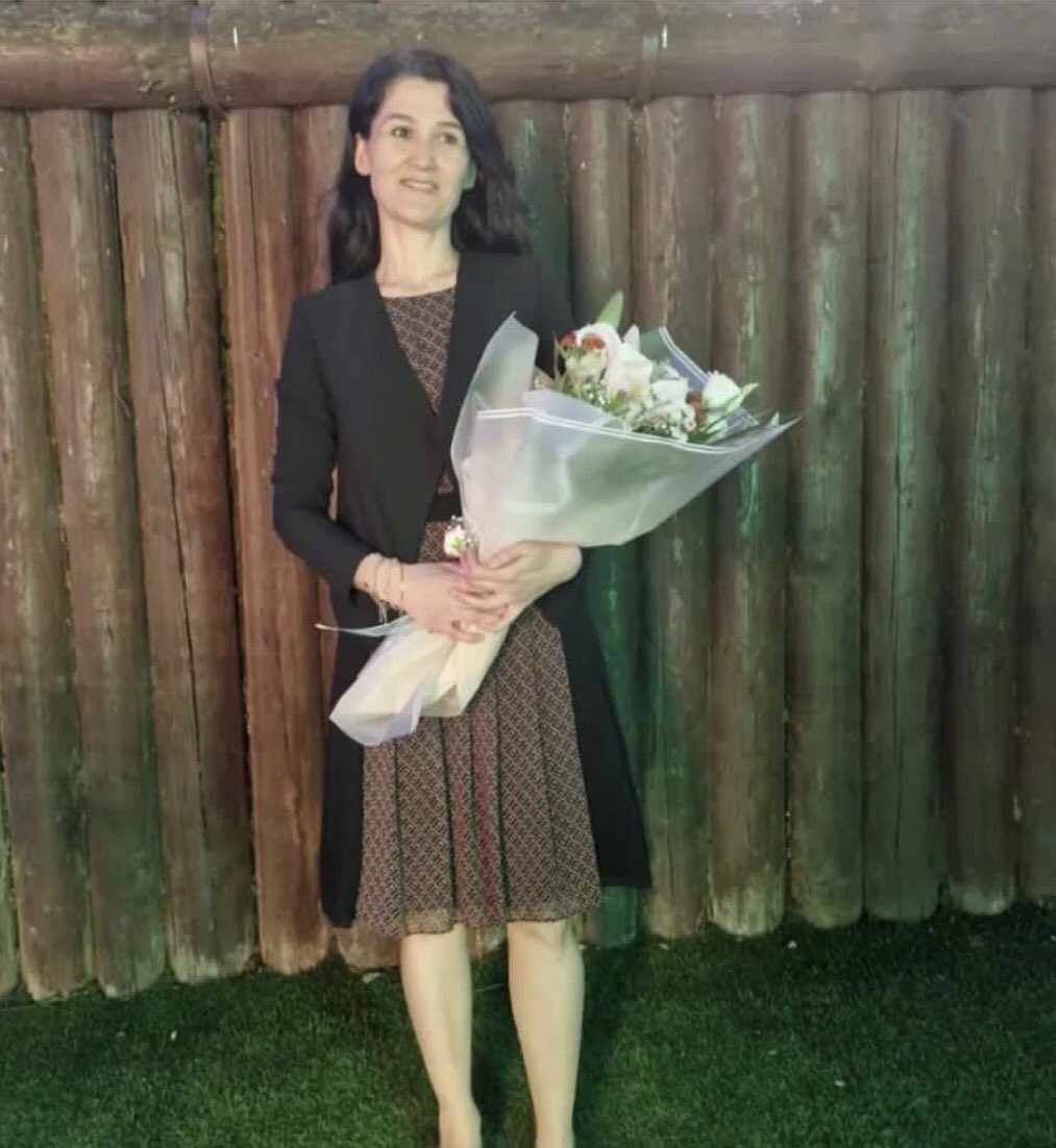 Fatma Nur Çelik öğretmenimiz , kendi öğrencisi tarafından hayattan koparıldı…
Yüreğimizde derin bir acı, eğitim camiasında tarifsiz bir yas var.

Bugün sadece bir öğretmeni değil; emeği, sabrı ve geleceğe adanmış bir hayatı kaybettik.
Yasımız büyük…
 #ÖğretmenSahipsizDeğildir