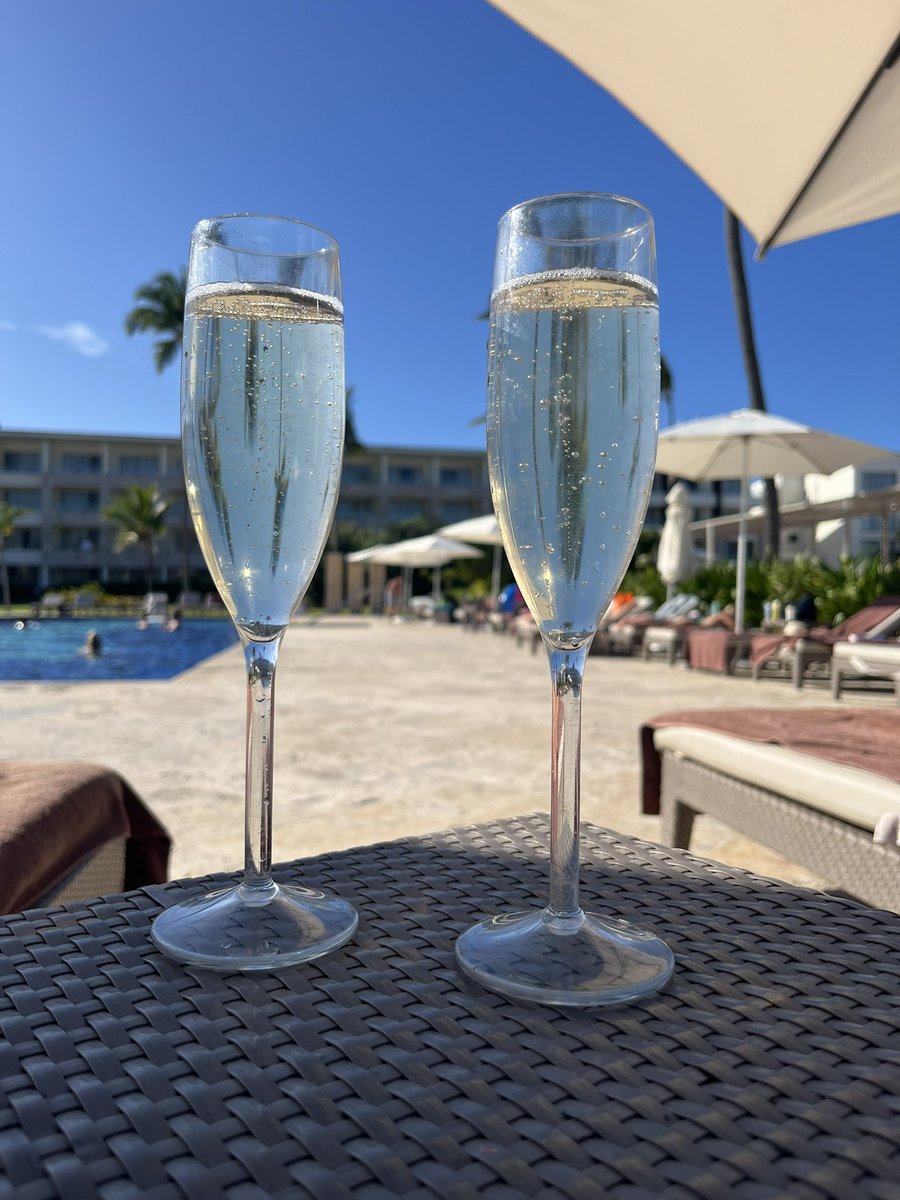 5T0D12's tweet photo. Prosecco and podcasts….2 of only a few things I really enjoy 🖤🥂🍾
#DomRep https://t.co/vVnEOwLlhg