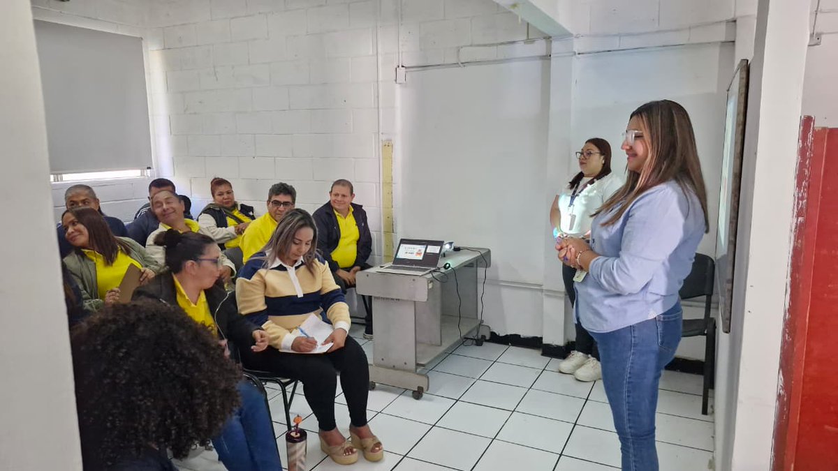 PGR_SV's tweet photo. La #PGR de #SantaAna, a través de la Unidad de Atención Psicosocial, desarrolló un taller de salud mental y #Autocuido dirigido al personal del Viceministerio de Transporte, fortaleciendo capacidades para el adecuado desempeño y bienestar en el servicio público. https://t.co/ueh0L2FoL1