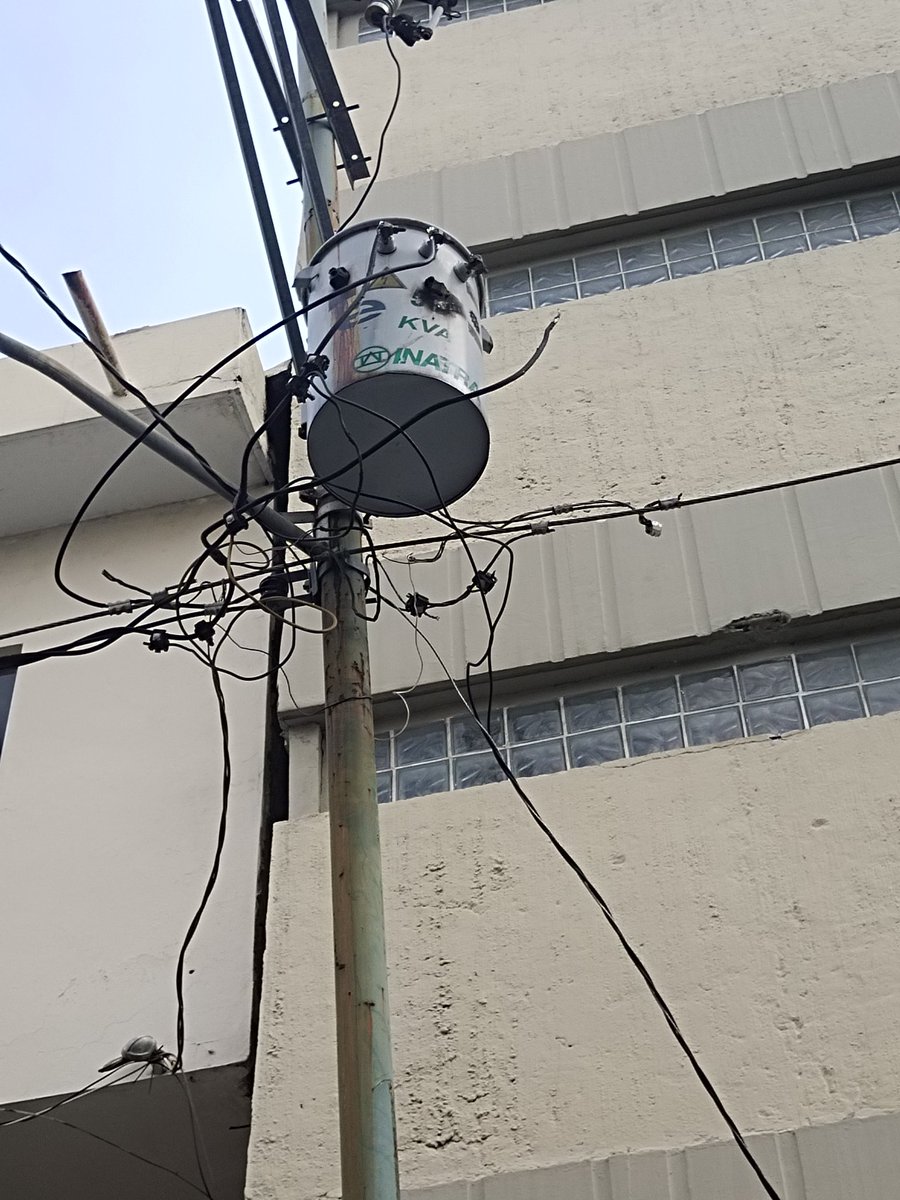 victoremilioe's tweet photo. Buenas tardes, necesitamos ayuda de parte de @CNEL_EP @servicioscnelep @Presidencia_Ec, se volvió averiar y nos quedamos sin luz, siempre y cuando es lo mismo, perdemos de trabajar, ayúdenos a solucionar esto. Calles FEBRES CORDERO ENTRE CHILE Y CHIMBORAZO. GRACIAS https://t.co/Q8luPdh0Q4