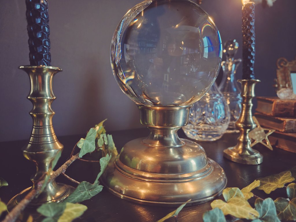 WickedVintageUK's tweet image. Lovely little #crystalball with antique miniature spell candle holders, #witchy altar set!! In store tomorrow!! 🕯️🔮🕯️