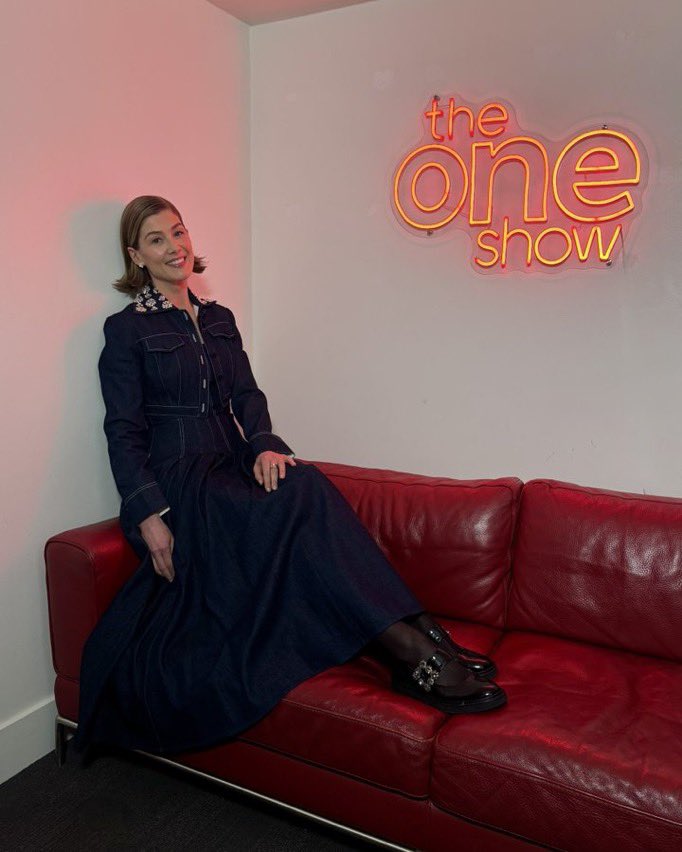 📸 NEW | Rosamund Pike was on BBC’s ‘The One Show’ talking about ‘Inter Alia.’

[via <a href="/BBCTheOneShow/">BBC The One Show</a>]