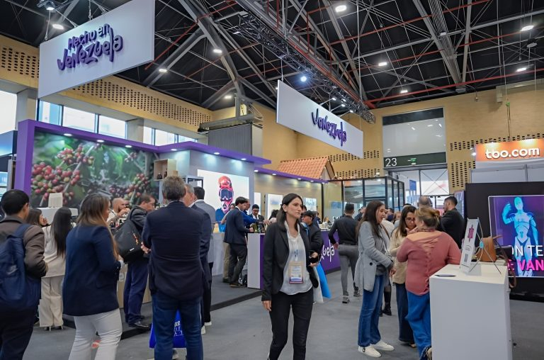 mippci_ven's tweet photo. #NotiMippCI 📰🗞️| Venezuela fortalece su proyección turística en ANATO 2026

La delegación de Venezuela culminó con éxito su participación en la 45ª edición de la Vitrina Turística ANATO 2026 en Bogotá, consolidando al país como un destino clave para la inversión y el intercambio comercial en la región. Durante el evento, encabezado por representantes del Ministerio del Poder Popular para el Turismo (MINTUR), se concretaron agendas de alto nivel para promover las bondades naturales de la nación y fortalecer la conectividad con operadores internacionales, superando las expectativas de negocios en el encuentro más importante del sector en Colombia.

Lea más⏩https://t.co/DpZO88f1v4